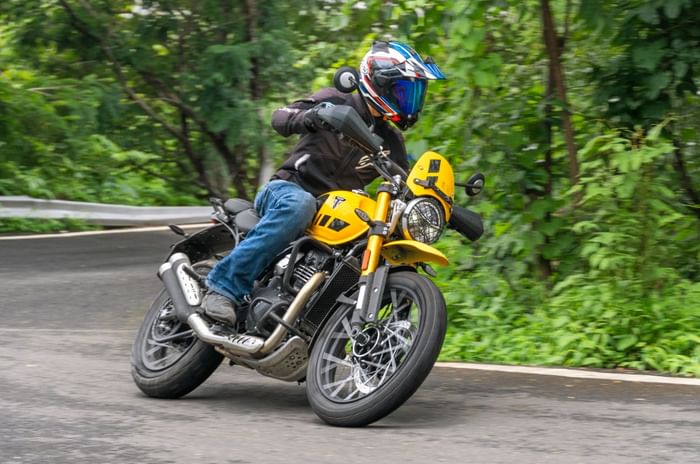 Triumph Scrambler 400 XC corner shot